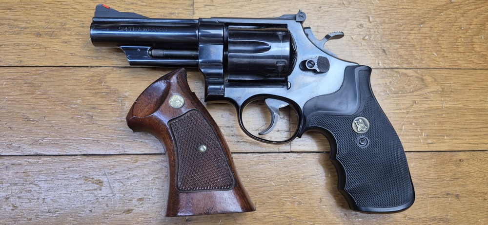Terreur des ours ! – Revolver Smith & Wesson M29-2 – Cal .44Mag – Canon 4 pouces – Finition bronzée hors pair à 98,9% – Arme de fin 1973 – Deux jeux de poignées – Mécanique époustouflante et introuvable aujourd'hui – Mythe cinématographique autant qu'armurier! – TBE++! – Image 21