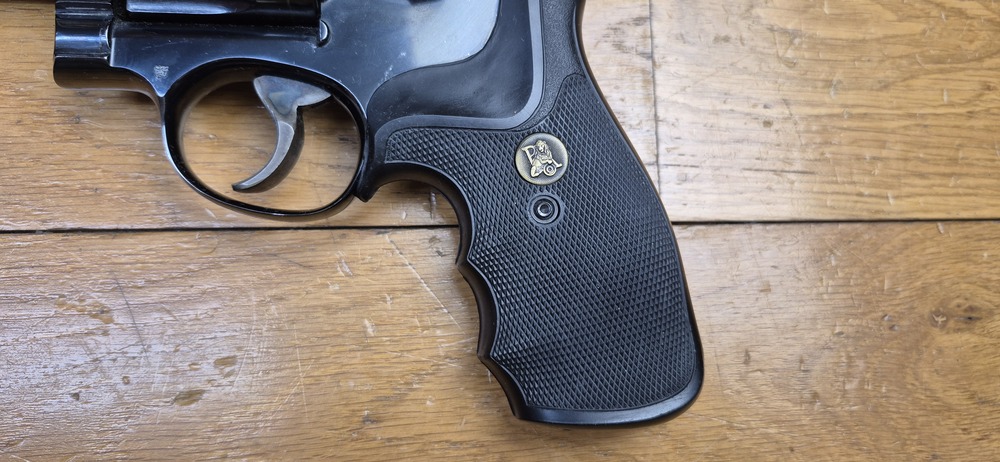 Terreur des ours ! – Revolver Smith & Wesson M29-2 – Cal .44Mag – Canon 4 pouces – Finition bronzée hors pair à 98,9% – Arme de fin 1973 – Deux jeux de poignées – Mécanique époustouflante et introuvable aujourd'hui – Mythe cinématographique autant qu'armurier! – TBE++! – Image 22
