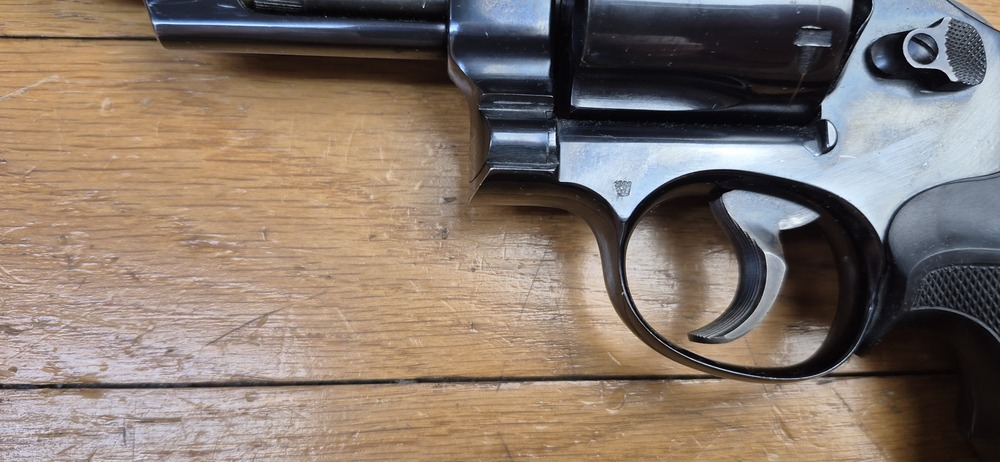 Terreur des ours ! – Revolver Smith & Wesson M29-2 – Cal .44Mag – Canon 4 pouces – Finition bronzée hors pair à 98,9% – Arme de fin 1973 – Deux jeux de poignées – Mécanique époustouflante et introuvable aujourd'hui – Mythe cinématographique autant qu'armurier! – TBE++! – Image 23