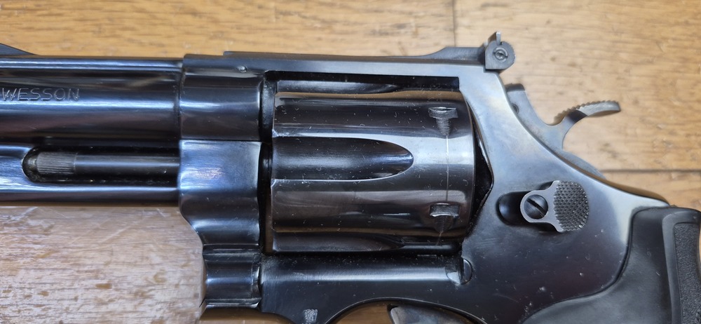 Terreur des ours ! – Revolver Smith & Wesson M29-2 – Cal .44Mag – Canon 4 pouces – Finition bronzée hors pair à 98,9% – Arme de fin 1973 – Deux jeux de poignées – Mécanique époustouflante et introuvable aujourd'hui – Mythe cinématographique autant qu'armurier! – TBE++! – Image 24