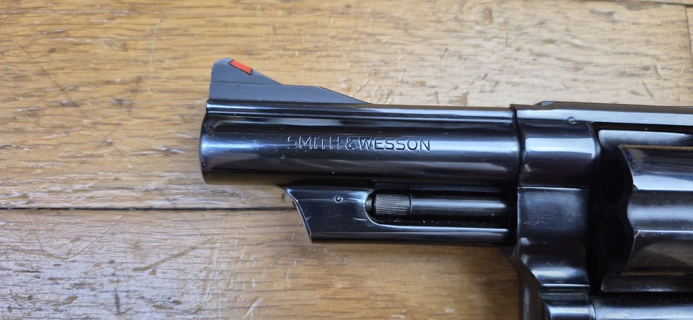 Terreur des ours ! – Revolver Smith & Wesson M29-2 – Cal .44Mag – Canon 4 pouces – Finition bronzée hors pair à 98,9% – Arme de fin 1973 – Deux jeux de poignées – Mécanique époustouflante et introuvable aujourd'hui – Mythe cinématographique autant qu'armurier! – TBE++! – Image 25