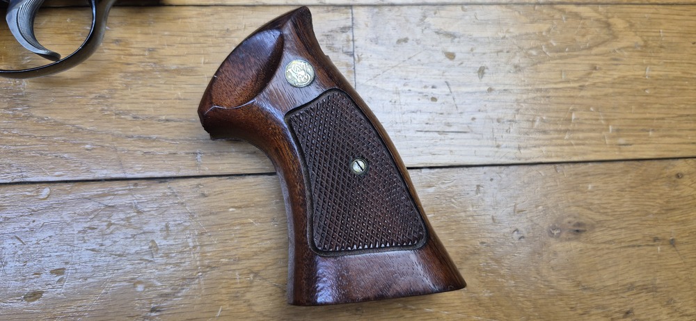 Terreur des ours ! – Revolver Smith & Wesson M29-2 – Cal .44Mag – Canon 4 pouces – Finition bronzée hors pair à 98,9% – Arme de fin 1973 – Deux jeux de poignées – Mécanique époustouflante et introuvable aujourd'hui – Mythe cinématographique autant qu'armurier! – TBE++! – Image 26