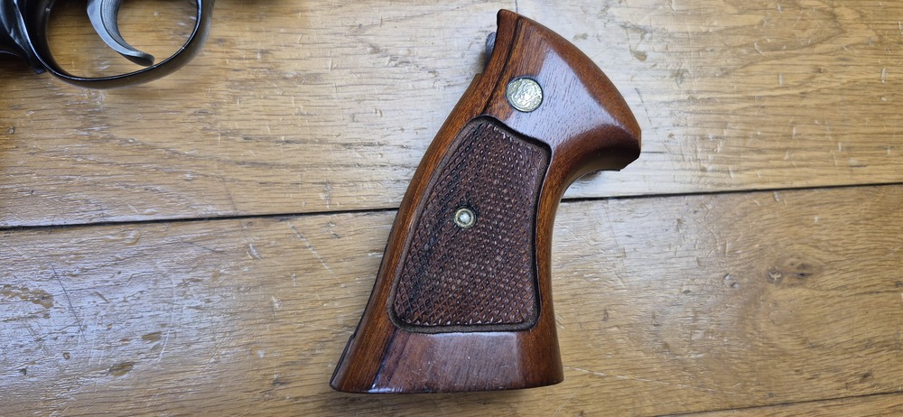 Terreur des ours ! – Revolver Smith & Wesson M29-2 – Cal .44Mag – Canon 4 pouces – Finition bronzée hors pair à 98,9% – Arme de fin 1973 – Deux jeux de poignées – Mécanique époustouflante et introuvable aujourd'hui – Mythe cinématographique autant qu'armurier! – TBE++! – Image 27