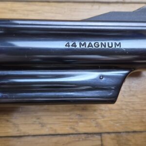 Terreur des ours ! – Revolver Smith & Wesson M29-2 – Cal .44Mag – Canon 4 pouces – Finition bronzée hors pair à 98,9% – Arme de fin 1973 – Deux jeux de poignées – Mécanique époustouflante et introuvable aujourd'hui – Mythe cinématographique autant qu'armurier! – TBE++!