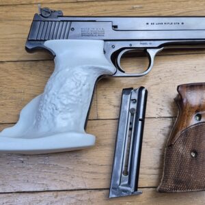 Superbe pistolet Smith&Wesson Mod.41 – Cal.22LR – Tout en vrai acier – Bronzage à 100% - Arme de 1971 - Mécanique et canon hors pair – Une des armes les plus basses sur la main jamais fabriquée – Deux jeux de poignées – Deux chargeurs – Très bel état Sup. – TBE++
