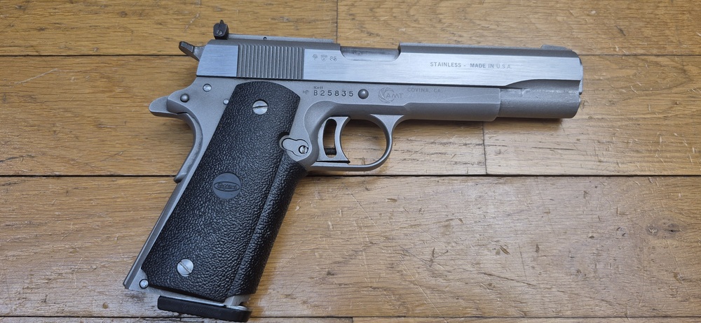 Très beau Pistolet AMT (Arcadia Machine & Tools) Hardballer — Cal .45 ACP — Premier 1911 intégralement en acier inoxydable de l'Histoire — 100% acier toutes pièces — Arme de 1985 — Très bel état esthétique — Excellent état mécanique — Canon Miroir - Plaquettes d'origine - TBE+/TBE++ – Image 2