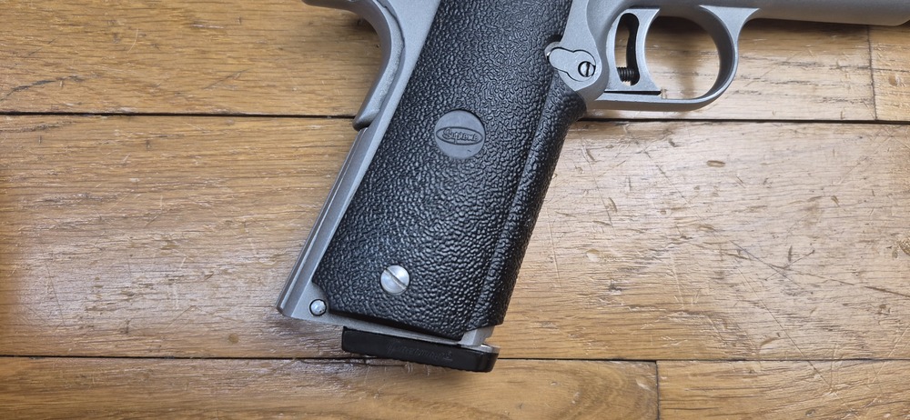 Très beau Pistolet AMT (Arcadia Machine & Tools) Hardballer — Cal .45 ACP — Premier 1911 intégralement en acier inoxydable de l'Histoire — 100% acier toutes pièces — Arme de 1985 — Très bel état esthétique — Excellent état mécanique — Canon Miroir - Plaquettes d'origine - TBE+/TBE++ – Image 3