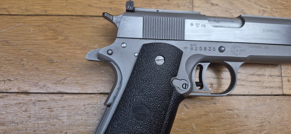 Très beau Pistolet AMT (Arcadia Machine & Tools) Hardballer — Cal .45 ACP — Premier 1911 intégralement en acier inoxydable de l'Histoire — 100% acier toutes pièces — Arme de 1985 — Très bel état esthétique — Excellent état mécanique — Canon Miroir - Plaquettes d'origine - TBE+/TBE++ – Image 4