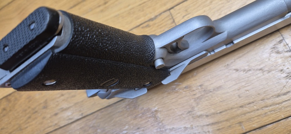 Très beau Pistolet AMT (Arcadia Machine & Tools) Hardballer — Cal .45 ACP — Premier 1911 intégralement en acier inoxydable de l'Histoire — 100% acier toutes pièces — Arme de 1985 — Très bel état esthétique — Excellent état mécanique — Canon Miroir - Plaquettes d'origine - TBE+/TBE++ – Image 10