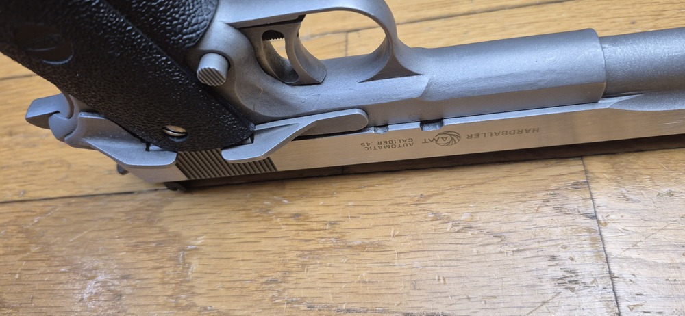 Très beau Pistolet AMT (Arcadia Machine & Tools) Hardballer — Cal .45 ACP — Premier 1911 intégralement en acier inoxydable de l'Histoire — 100% acier toutes pièces — Arme de 1985 — Très bel état esthétique — Excellent état mécanique — Canon Miroir - Plaquettes d'origine - TBE+/TBE++ – Image 11