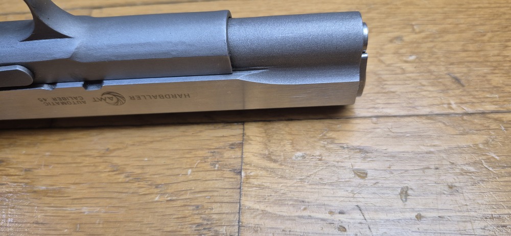 Très beau Pistolet AMT (Arcadia Machine & Tools) Hardballer — Cal .45 ACP — Premier 1911 intégralement en acier inoxydable de l'Histoire — 100% acier toutes pièces — Arme de 1985 — Très bel état esthétique — Excellent état mécanique — Canon Miroir - Plaquettes d'origine - TBE+/TBE++ – Image 12