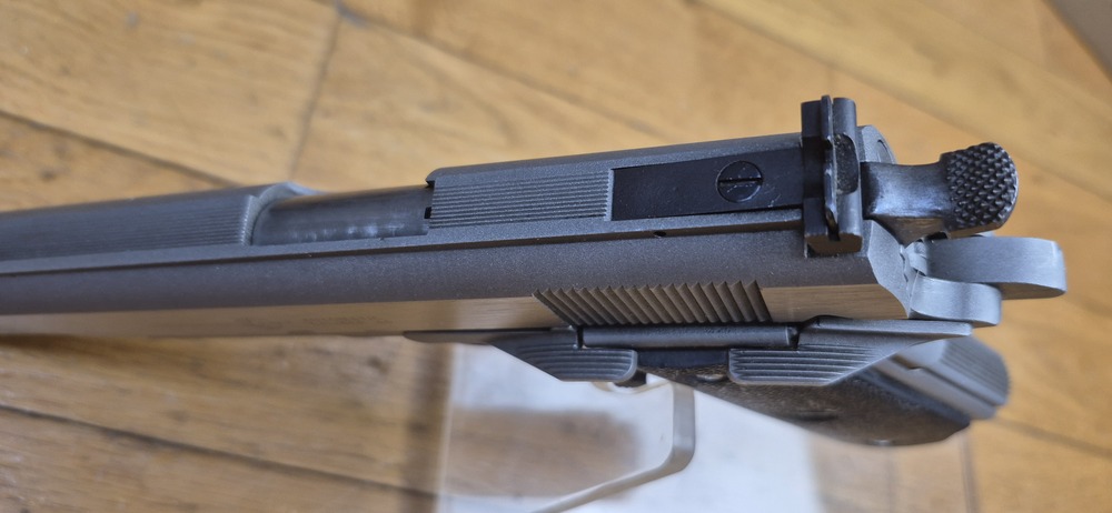 Très beau Pistolet AMT (Arcadia Machine & Tools) Hardballer — Cal .45 ACP — Premier 1911 intégralement en acier inoxydable de l'Histoire — 100% acier toutes pièces — Arme de 1985 — Très bel état esthétique — Excellent état mécanique — Canon Miroir - Plaquettes d'origine - TBE+/TBE++ – Image 14