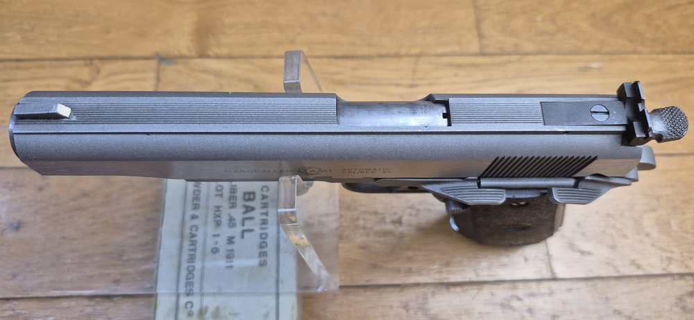 Très beau Pistolet AMT (Arcadia Machine & Tools) Hardballer — Cal .45 ACP — Premier 1911 intégralement en acier inoxydable de l'Histoire — 100% acier toutes pièces — Arme de 1985 — Très bel état esthétique — Excellent état mécanique — Canon Miroir - Plaquettes d'origine - TBE+/TBE++ – Image 15