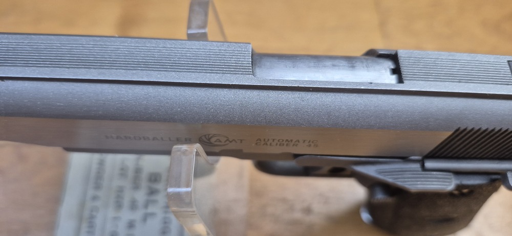 Très beau Pistolet AMT (Arcadia Machine & Tools) Hardballer — Cal .45 ACP — Premier 1911 intégralement en acier inoxydable de l'Histoire — 100% acier toutes pièces — Arme de 1985 — Très bel état esthétique — Excellent état mécanique — Canon Miroir - Plaquettes d'origine - TBE+/TBE++ – Image 17
