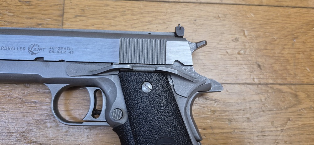 Très beau Pistolet AMT (Arcadia Machine & Tools) Hardballer — Cal .45 ACP — Premier 1911 intégralement en acier inoxydable de l'Histoire — 100% acier toutes pièces — Arme de 1985 — Très bel état esthétique — Excellent état mécanique — Canon Miroir - Plaquettes d'origine - TBE+/TBE++ – Image 22