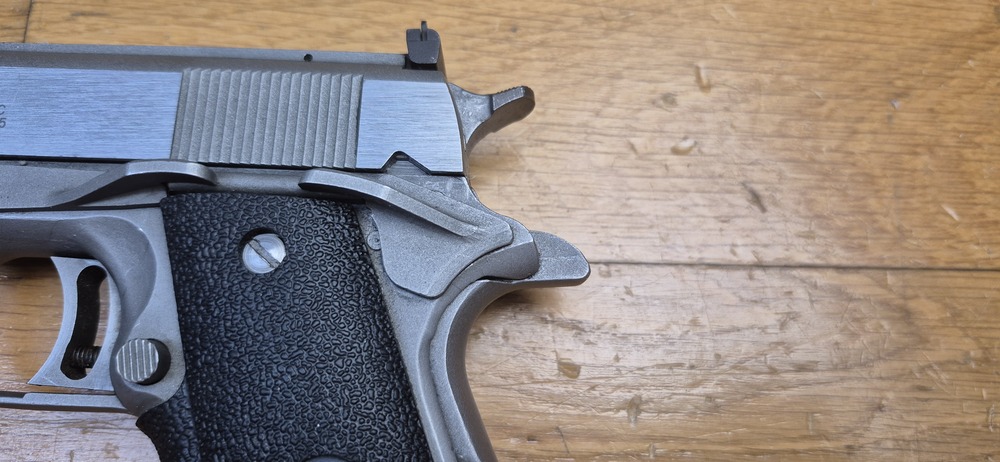 Très beau Pistolet AMT (Arcadia Machine & Tools) Hardballer — Cal .45 ACP — Premier 1911 intégralement en acier inoxydable de l'Histoire — 100% acier toutes pièces — Arme de 1985 — Très bel état esthétique — Excellent état mécanique — Canon Miroir - Plaquettes d'origine - TBE+/TBE++ – Image 23