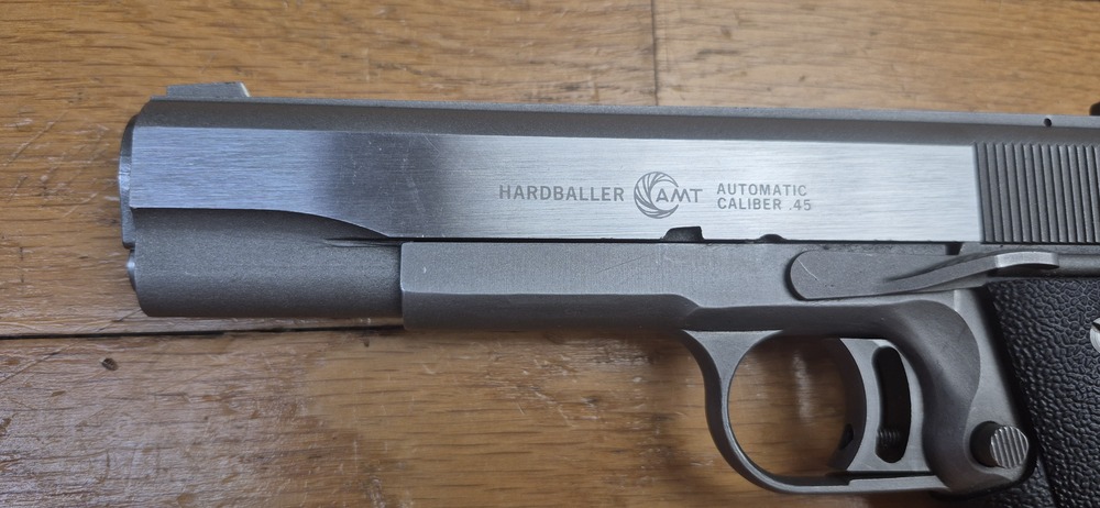 Très beau Pistolet AMT (Arcadia Machine & Tools) Hardballer — Cal .45 ACP — Premier 1911 intégralement en acier inoxydable de l'Histoire — 100% acier toutes pièces — Arme de 1985 — Très bel état esthétique — Excellent état mécanique — Canon Miroir - Plaquettes d'origine - TBE+/TBE++ – Image 24