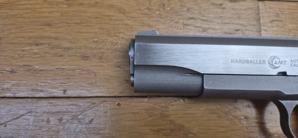 Très beau Pistolet AMT (Arcadia Machine & Tools) Hardballer — Cal .45 ACP — Premier 1911 intégralement en acier inoxydable de l'Histoire — 100% acier toutes pièces — Arme de 1985 — Très bel état esthétique — Excellent état mécanique — Canon Miroir - Plaquettes d'origine - TBE+/TBE++ – Image 25