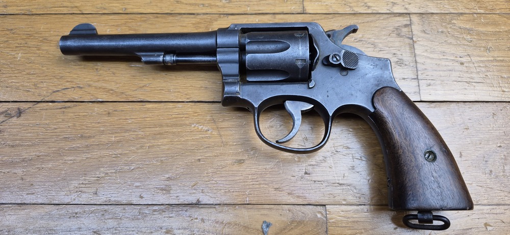 Très beau Revolver Smith & Wesson "Victory" - L'ex Hand ejector 1899 et le futur modèle 10 de la seconde guerre mondiale - Cal. 38 SW / 38-200- Excellente mécanique - Bel état esthétique - Beau canon - Arme personnelle d'un Commando "Jedburgh" français de la Force 156 du SOE britannique en Indochine - Rarissime étui local - Arme de début janvier 1944 chargée d'histoire - TBE – Image 2