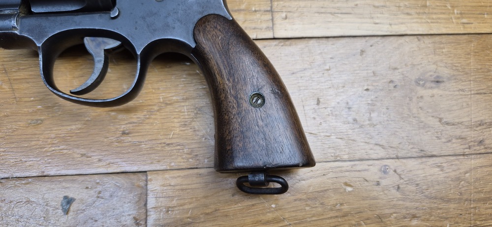 Très beau Revolver Smith & Wesson "Victory" - L'ex Hand ejector 1899 et le futur modèle 10 de la seconde guerre mondiale - Cal. 38 SW / 38-200- Excellente mécanique - Bel état esthétique - Beau canon - Arme personnelle d'un Commando "Jedburgh" français de la Force 156 du SOE britannique en Indochine - Rarissime étui local - Arme de début janvier 1944 chargée d'histoire - TBE – Image 3