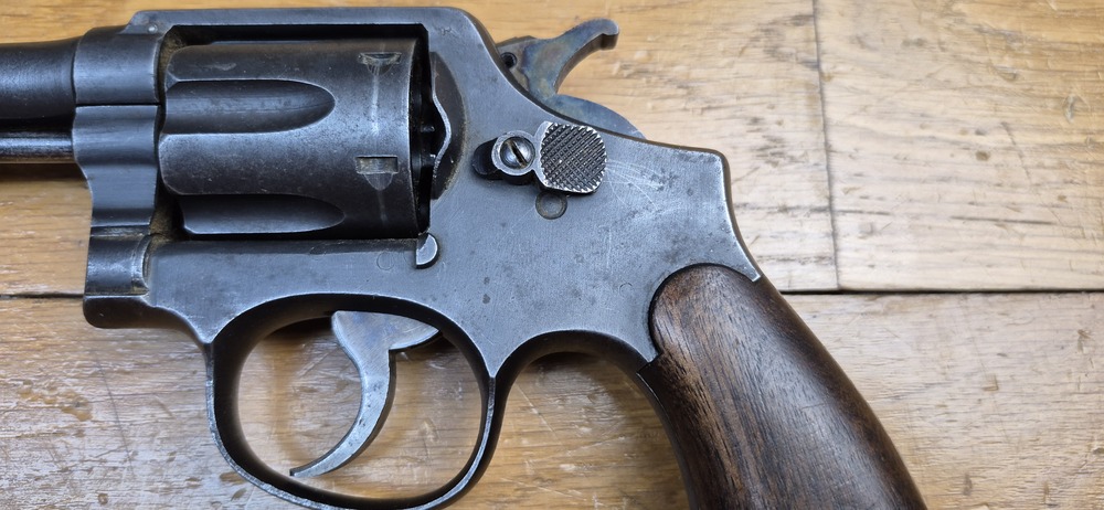 Très beau Revolver Smith & Wesson "Victory" - L'ex Hand ejector 1899 et le futur modèle 10 de la seconde guerre mondiale - Cal. 38 SW / 38-200- Excellente mécanique - Bel état esthétique - Beau canon - Arme personnelle d'un Commando "Jedburgh" français de la Force 156 du SOE britannique en Indochine - Rarissime étui local - Arme de début janvier 1944 chargée d'histoire - TBE – Image 4