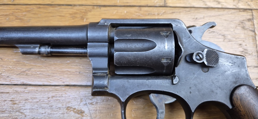 Très beau Revolver Smith & Wesson "Victory" - L'ex Hand ejector 1899 et le futur modèle 10 de la seconde guerre mondiale - Cal. 38 SW / 38-200- Excellente mécanique - Bel état esthétique - Beau canon - Arme personnelle d'un Commando "Jedburgh" français de la Force 156 du SOE britannique en Indochine - Rarissime étui local - Arme de début janvier 1944 chargée d'histoire - TBE – Image 5