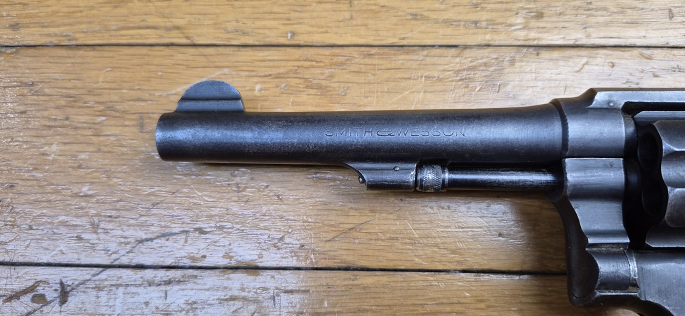 Très beau Revolver Smith & Wesson "Victory" - L'ex Hand ejector 1899 et le futur modèle 10 de la seconde guerre mondiale - Cal. 38 SW / 38-200- Excellente mécanique - Bel état esthétique - Beau canon - Arme personnelle d'un Commando "Jedburgh" français de la Force 156 du SOE britannique en Indochine - Rarissime étui local - Arme de début janvier 1944 chargée d'histoire - TBE – Image 6
