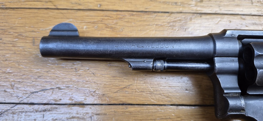 Très beau Revolver Smith & Wesson "Victory" - L'ex Hand ejector 1899 et le futur modèle 10 de la seconde guerre mondiale - Cal. 38 SW / 38-200- Excellente mécanique - Bel état esthétique - Beau canon - Arme personnelle d'un Commando "Jedburgh" français de la Force 156 du SOE britannique en Indochine - Rarissime étui local - Arme de début janvier 1944 chargée d'histoire - TBE – Image 7