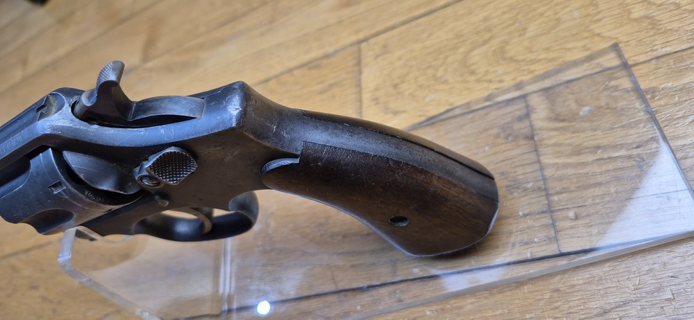 Très beau Revolver Smith & Wesson "Victory" - L'ex Hand ejector 1899 et le futur modèle 10 de la seconde guerre mondiale - Cal. 38 SW / 38-200- Excellente mécanique - Bel état esthétique - Beau canon - Arme personnelle d'un Commando "Jedburgh" français de la Force 156 du SOE britannique en Indochine - Rarissime étui local - Arme de début janvier 1944 chargée d'histoire - TBE – Image 13