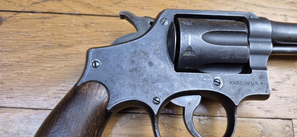 Très beau Revolver Smith & Wesson "Victory" - L'ex Hand ejector 1899 et le futur modèle 10 de la seconde guerre mondiale - Cal. 38 SW / 38-200- Excellente mécanique - Bel état esthétique - Beau canon - Arme personnelle d'un Commando "Jedburgh" français de la Force 156 du SOE britannique en Indochine - Rarissime étui local - Arme de début janvier 1944 chargée d'histoire - TBE – Image 23