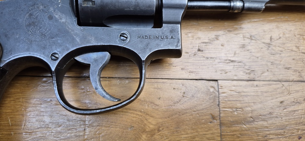 Très beau Revolver Smith & Wesson "Victory" - L'ex Hand ejector 1899 et le futur modèle 10 de la seconde guerre mondiale - Cal. 38 SW / 38-200- Excellente mécanique - Bel état esthétique - Beau canon - Arme personnelle d'un Commando "Jedburgh" français de la Force 156 du SOE britannique en Indochine - Rarissime étui local - Arme de début janvier 1944 chargée d'histoire - TBE – Image 24