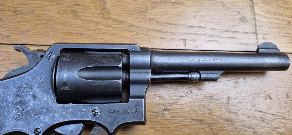 Très beau Revolver Smith & Wesson "Victory" - L'ex Hand ejector 1899 et le futur modèle 10 de la seconde guerre mondiale - Cal. 38 SW / 38-200- Excellente mécanique - Bel état esthétique - Beau canon - Arme personnelle d'un Commando "Jedburgh" français de la Force 156 du SOE britannique en Indochine - Rarissime étui local - Arme de début janvier 1944 chargée d'histoire - TBE – Image 25