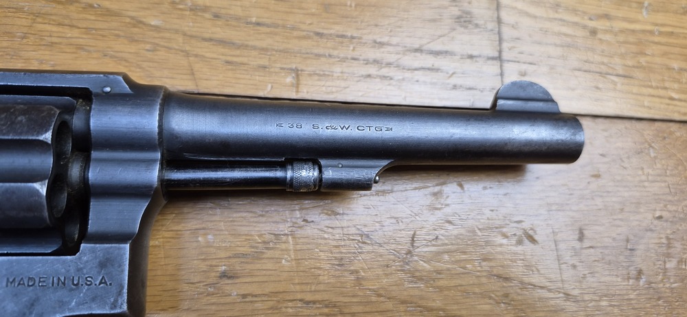 Très beau Revolver Smith & Wesson "Victory" - L'ex Hand ejector 1899 et le futur modèle 10 de la seconde guerre mondiale - Cal. 38 SW / 38-200- Excellente mécanique - Bel état esthétique - Beau canon - Arme personnelle d'un Commando "Jedburgh" français de la Force 156 du SOE britannique en Indochine - Rarissime étui local - Arme de début janvier 1944 chargée d'histoire - TBE – Image 27