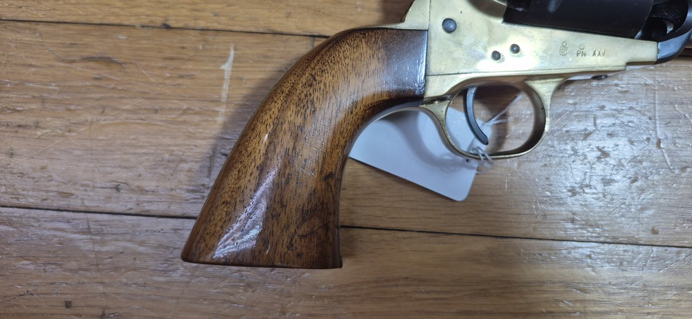 Beau revolver Colt 1851 Navy — Cal .36 poudre noire — Fabrication Armi San Paolo (logo "DGG") et marquée Euroarms — Arme de 1969 — Bronzage 100 % —Très bel état esthétique et mécanique — Très beau canon — TBE/TBE+ – Image 3