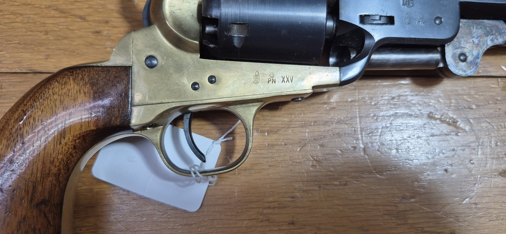 Beau revolver Colt 1851 Navy — Cal .36 poudre noire — Fabrication Armi San Paolo (logo "DGG") et marquée Euroarms — Arme de 1969 — Bronzage 100 % —Très bel état esthétique et mécanique — Très beau canon — TBE/TBE+ – Image 4