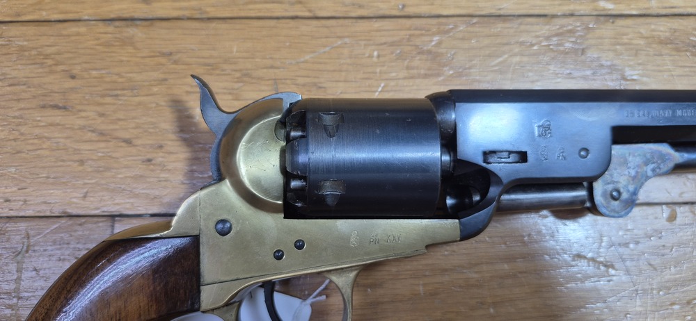 Beau revolver Colt 1851 Navy — Cal .36 poudre noire — Fabrication Armi San Paolo (logo "DGG") et marquée Euroarms — Arme de 1969 — Bronzage 100 % —Très bel état esthétique et mécanique — Très beau canon — TBE/TBE+ – Image 5