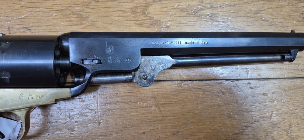 Beau revolver Colt 1851 Navy — Cal .36 poudre noire — Fabrication Armi San Paolo (logo "DGG") et marquée Euroarms — Arme de 1969 — Bronzage 100 % —Très bel état esthétique et mécanique — Très beau canon — TBE/TBE+ – Image 6