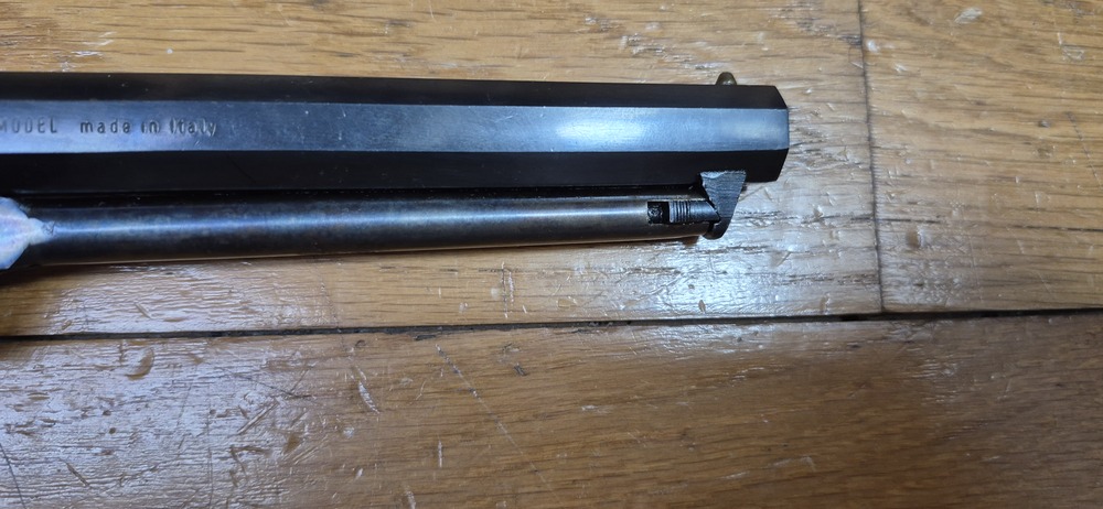 Beau revolver Colt 1851 Navy — Cal .36 poudre noire — Fabrication Armi San Paolo (logo "DGG") et marquée Euroarms — Arme de 1969 — Bronzage 100 % —Très bel état esthétique et mécanique — Très beau canon — TBE/TBE+ – Image 7