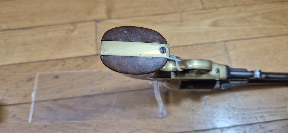 Beau revolver Colt 1851 Navy — Cal .36 poudre noire — Fabrication Armi San Paolo (logo "DGG") et marquée Euroarms — Arme de 1969 — Bronzage 100 % —Très bel état esthétique et mécanique — Très beau canon — TBE/TBE+ – Image 9