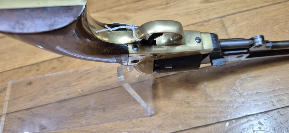 Beau revolver Colt 1851 Navy — Cal .36 poudre noire — Fabrication Armi San Paolo (logo "DGG") et marquée Euroarms — Arme de 1969 — Bronzage 100 % —Très bel état esthétique et mécanique — Très beau canon — TBE/TBE+ – Image 10