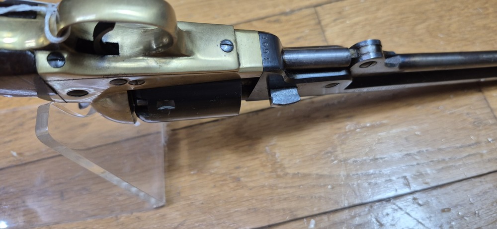 Beau revolver Colt 1851 Navy — Cal .36 poudre noire — Fabrication Armi San Paolo (logo "DGG") et marquée Euroarms — Arme de 1969 — Bronzage 100 % —Très bel état esthétique et mécanique — Très beau canon — TBE/TBE+ – Image 11