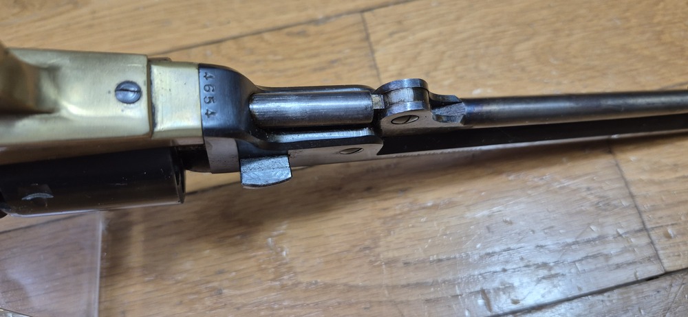 Beau revolver Colt 1851 Navy — Cal .36 poudre noire — Fabrication Armi San Paolo (logo "DGG") et marquée Euroarms — Arme de 1969 — Bronzage 100 % —Très bel état esthétique et mécanique — Très beau canon — TBE/TBE+ – Image 12