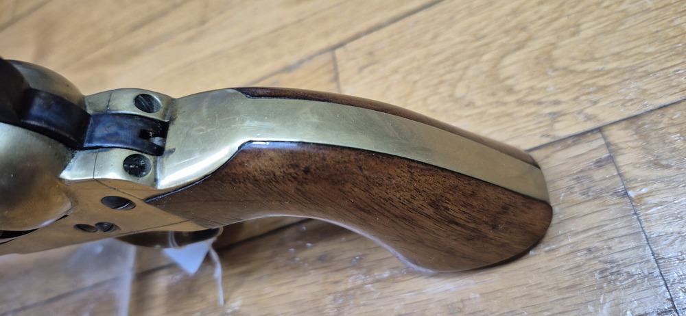 Beau revolver Colt 1851 Navy — Cal .36 poudre noire — Fabrication Armi San Paolo (logo "DGG") et marquée Euroarms — Arme de 1969 — Bronzage 100 % —Très bel état esthétique et mécanique — Très beau canon — TBE/TBE+ – Image 14