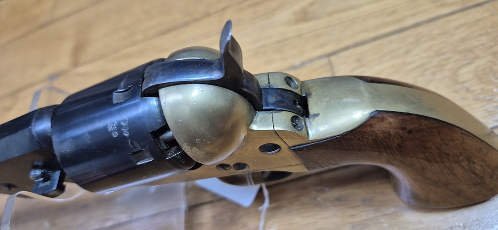Beau revolver Colt 1851 Navy — Cal .36 poudre noire — Fabrication Armi San Paolo (logo "DGG") et marquée Euroarms — Arme de 1969 — Bronzage 100 % —Très bel état esthétique et mécanique — Très beau canon — TBE/TBE+ – Image 15