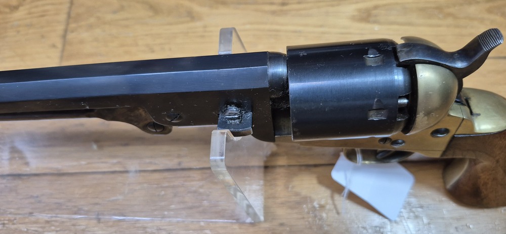 Beau revolver Colt 1851 Navy — Cal .36 poudre noire — Fabrication Armi San Paolo (logo "DGG") et marquée Euroarms — Arme de 1969 — Bronzage 100 % —Très bel état esthétique et mécanique — Très beau canon — TBE/TBE+ – Image 16