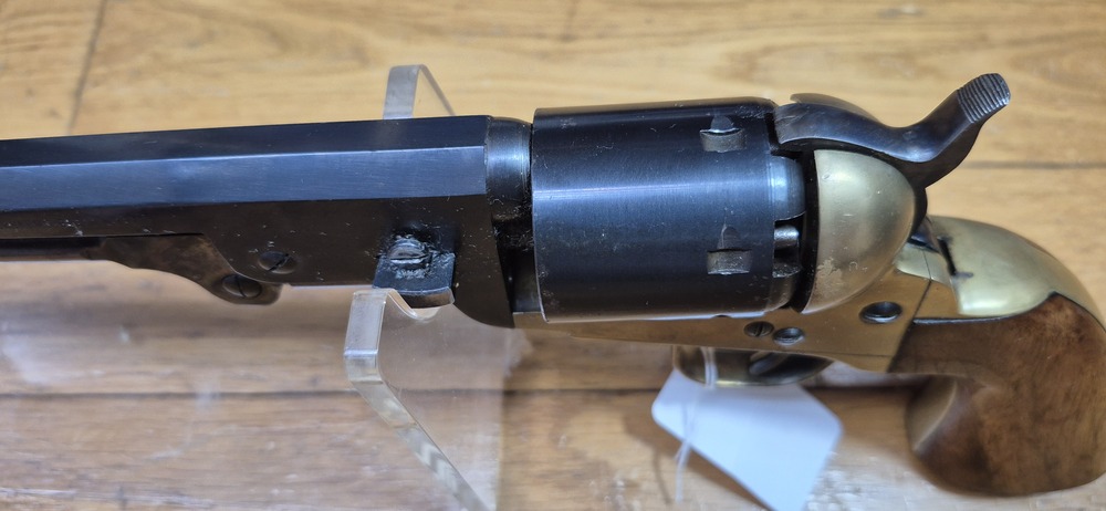 Beau revolver Colt 1851 Navy — Cal .36 poudre noire — Fabrication Armi San Paolo (logo "DGG") et marquée Euroarms — Arme de 1969 — Bronzage 100 % —Très bel état esthétique et mécanique — Très beau canon — TBE/TBE+ – Image 17