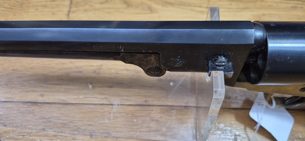 Beau revolver Colt 1851 Navy — Cal .36 poudre noire — Fabrication Armi San Paolo (logo "DGG") et marquée Euroarms — Arme de 1969 — Bronzage 100 % —Très bel état esthétique et mécanique — Très beau canon — TBE/TBE+ – Image 18