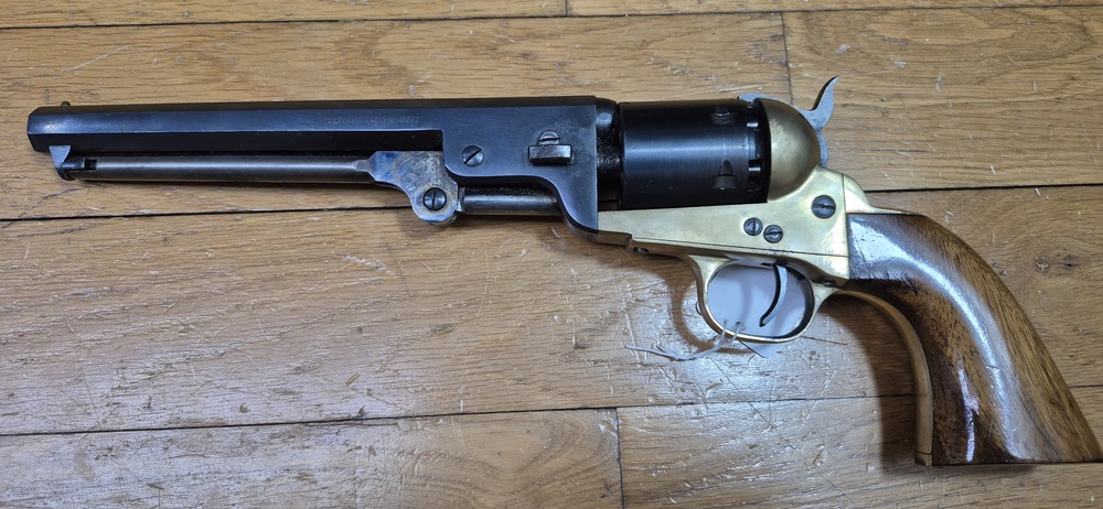 Beau revolver Colt 1851 Navy — Cal .36 poudre noire — Fabrication Armi San Paolo (logo "DGG") et marquée Euroarms — Arme de 1969 — Bronzage 100 % —Très bel état esthétique et mécanique — Très beau canon — TBE/TBE+ – Image 20