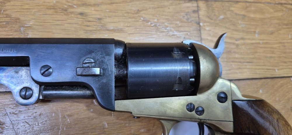Beau revolver Colt 1851 Navy — Cal .36 poudre noire — Fabrication Armi San Paolo (logo "DGG") et marquée Euroarms — Arme de 1969 — Bronzage 100 % —Très bel état esthétique et mécanique — Très beau canon — TBE/TBE+ – Image 22