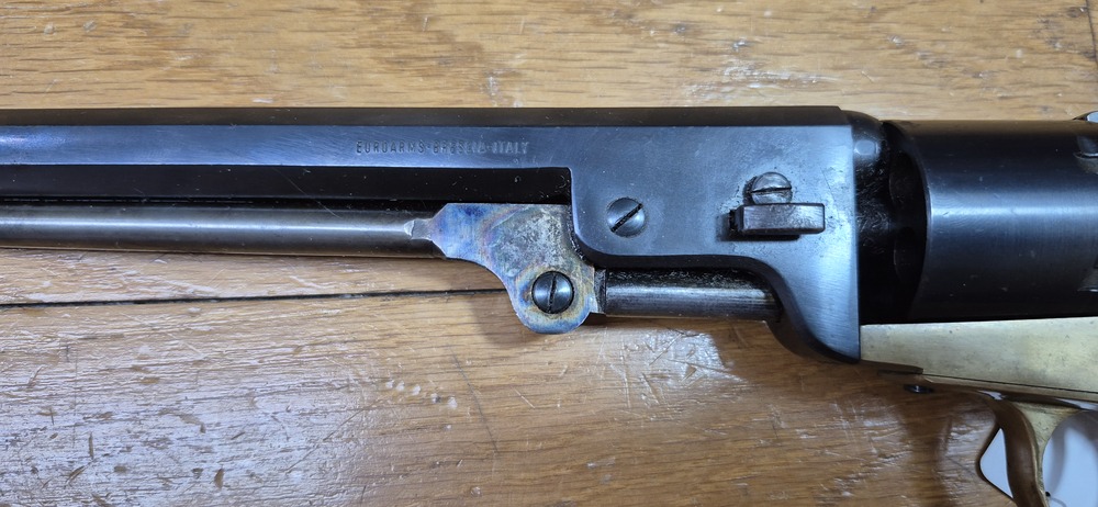 Beau revolver Colt 1851 Navy — Cal .36 poudre noire — Fabrication Armi San Paolo (logo "DGG") et marquée Euroarms — Arme de 1969 — Bronzage 100 % —Très bel état esthétique et mécanique — Très beau canon — TBE/TBE+ – Image 23